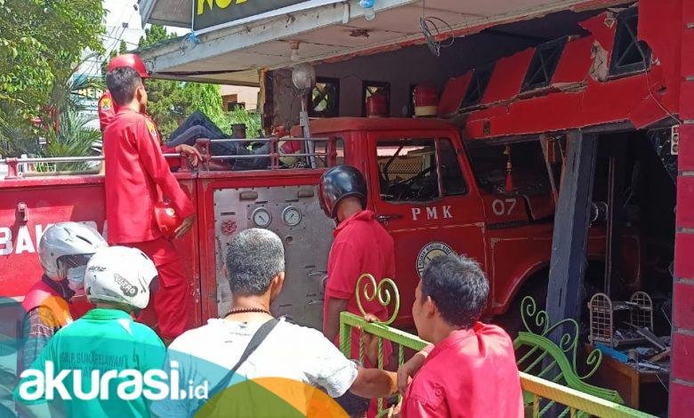 Demi Padamkan Rumah Mantan Lurah yang Terbakar, Mobil Pemadam Samarinda Seruduk Rumah Warga