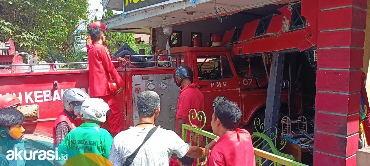 Demi Padamkan Rumah Mantan Lurah yang Terbakar, Mobil Pemadam Samarinda Seruduk Rumah Warga