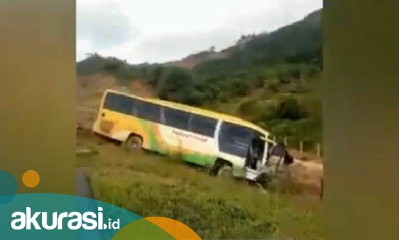 Sopir Mengantuk, Bus Kecelakaan di Tol Balsam, Keluar Jalur Seruduk Pembatas Jalan
