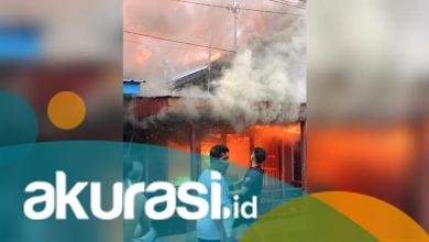 Asyik Main Ponsel Saat Masak , 4 Bangunan Rata Dimakan Api