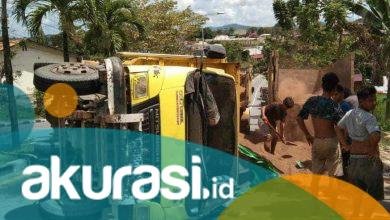 Gagal Tanjak, Truk Pengangkut Bungkil Sawit Terbalik, Jalan S Parman Macet