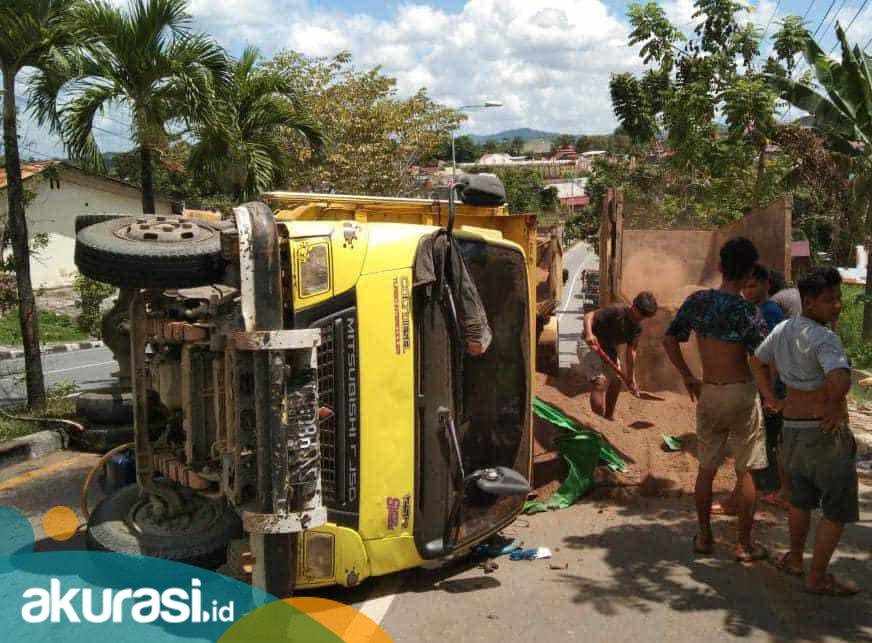 Gagal Tanjak, Truk Pengangkut Bungkil Sawit Terbalik, Jalan S Parman Macet