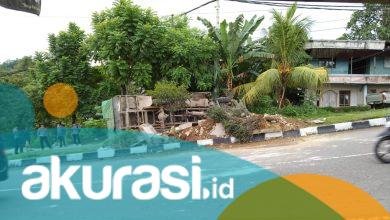 Persneling Macet, Truk Pengangkut Popok Terguling