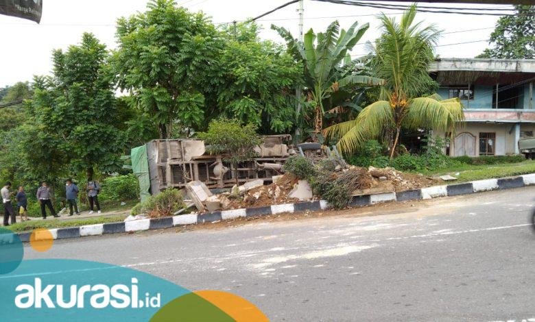 Persneling Macet, Truk Pengangkut Popok Terguling