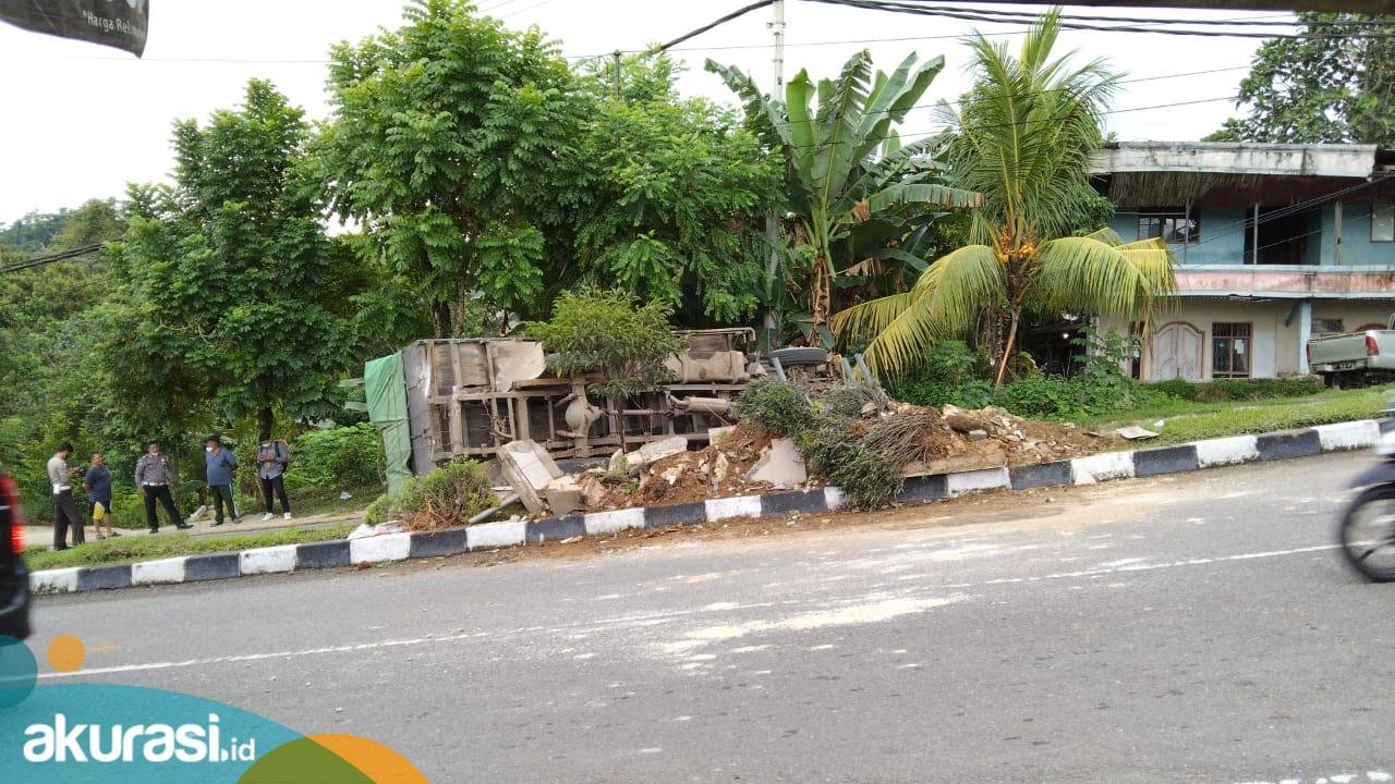 Persneling Macet, Truk Pengangkut Popok Terguling