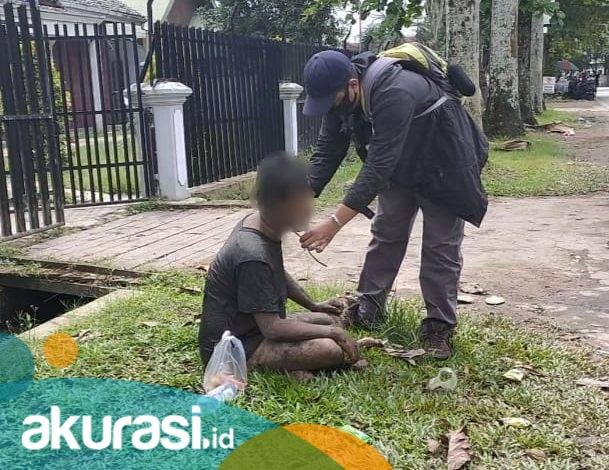 Stres Tak Punya Ongkos Pulang Kampung, Pria di Samarinda Mandi Air Parit