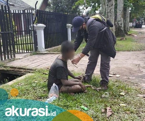 Stres Tak Punya Ongkos Pulang Kampung, Pria di Samarinda Mandi Air Parit