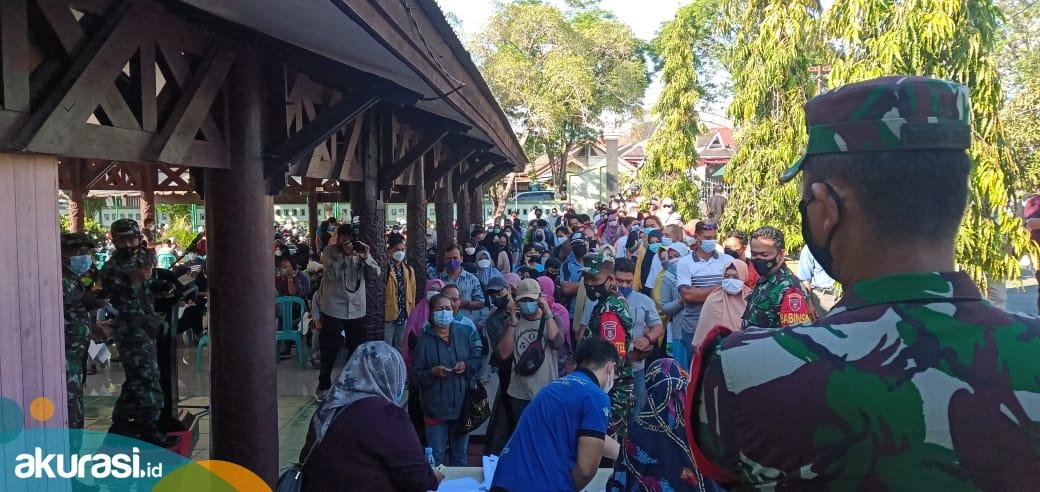 Membludak, Hari Pertama Vaksinasi Massal Kodim Bontang Diserbu Warga, Petugas Dibuat Kewalahan