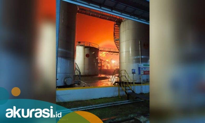 Tangki Kilang Cilacap Terbakar saat Hujan Deras Disertai Petir