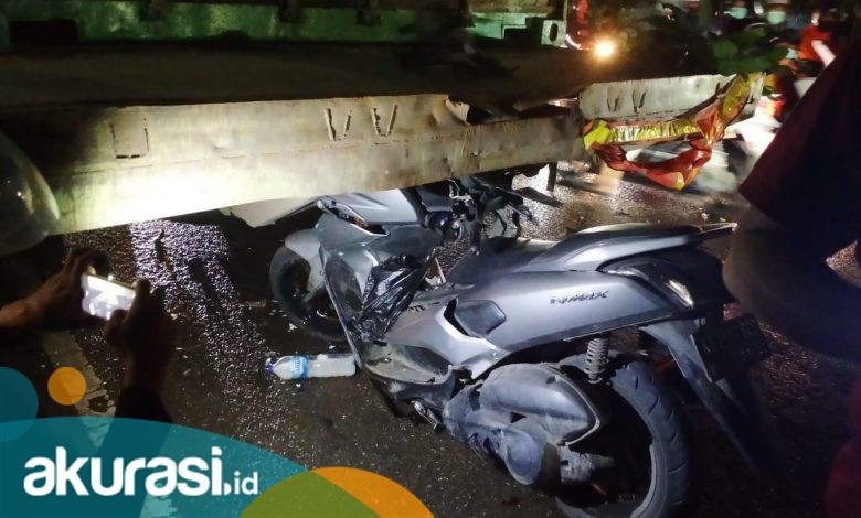 Pemotor Tewas Hantam Truk Parkir, Diduga Tak Fokus Berkendara
