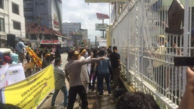 Kursi Beterbangan, Demo Tolak Pemakzulan Makmur HAPK di Depan Kantor Golkar Kaltim Ricuh