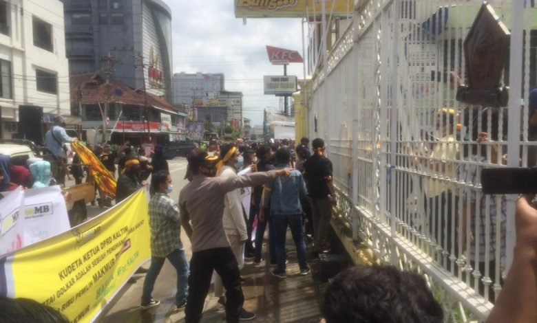 Kursi Beterbangan, Demo Tolak Pemakzulan Makmur HAPK di Depan Kantor Golkar Kaltim Ricuh