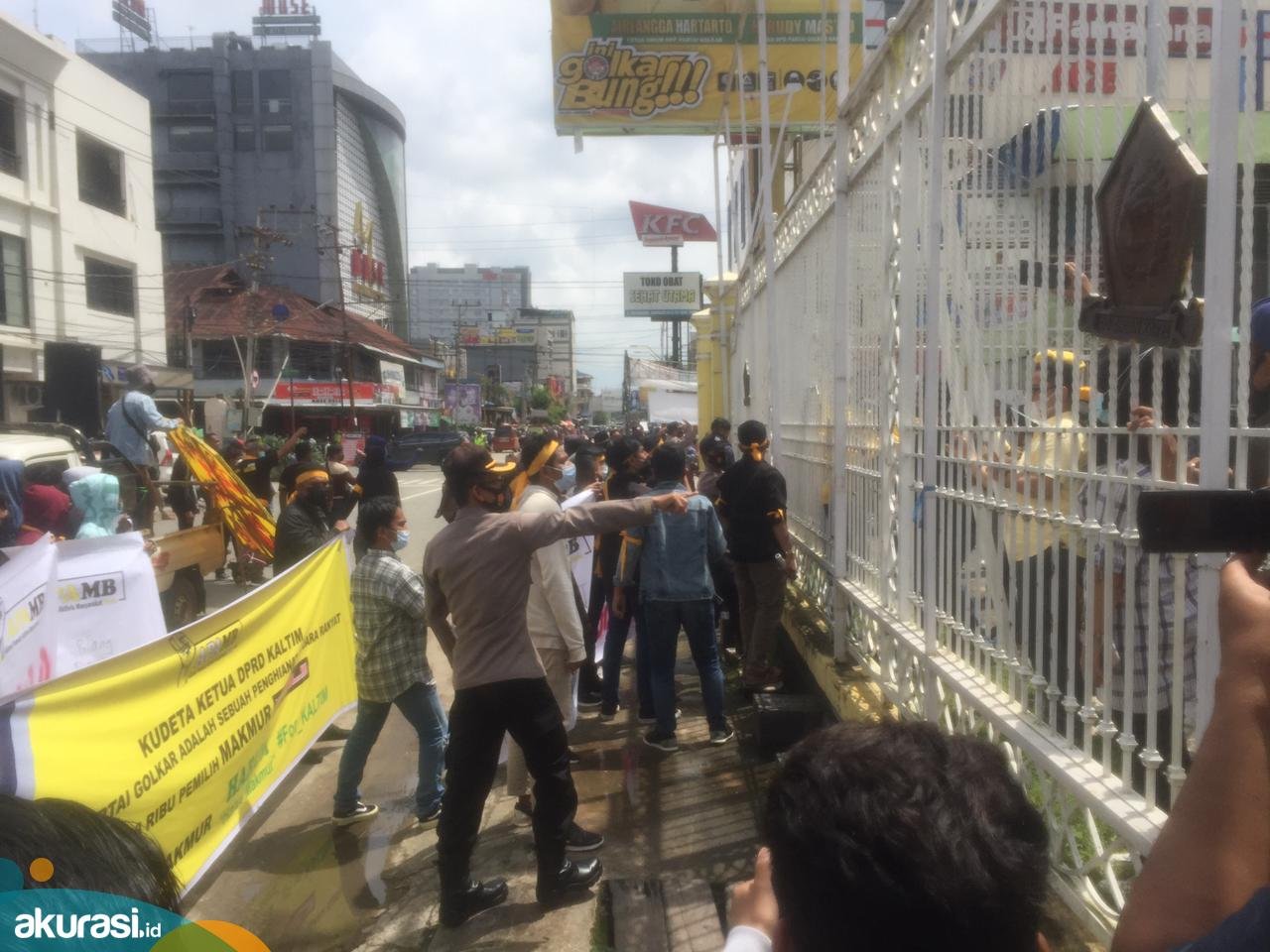 Kursi Beterbangan, Demo Tolak Pemakzulan Makmur HAPK di Depan Kantor Golkar Kaltim Ricuh