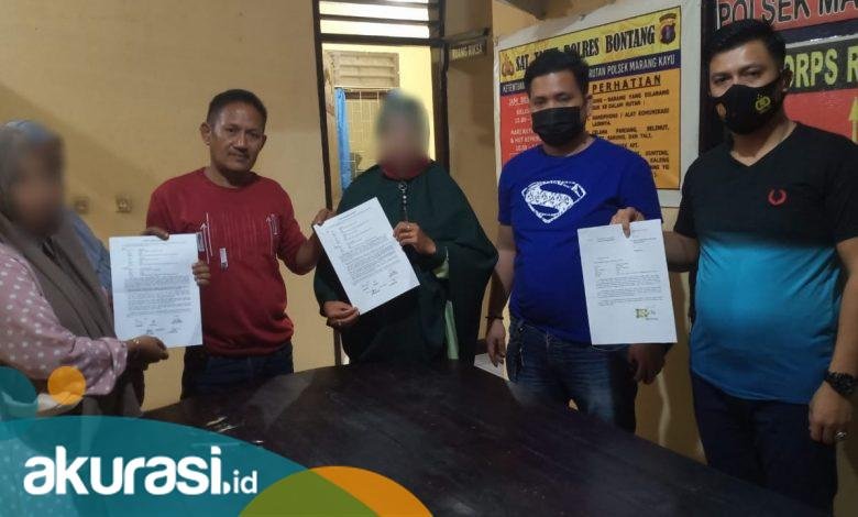 Gegara Tersinggung Status Medsos, Wanita Santan Dikeroyok