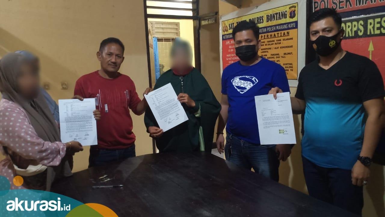 Gegara Tersinggung Status Medsos, Wanita Santan Dikeroyok