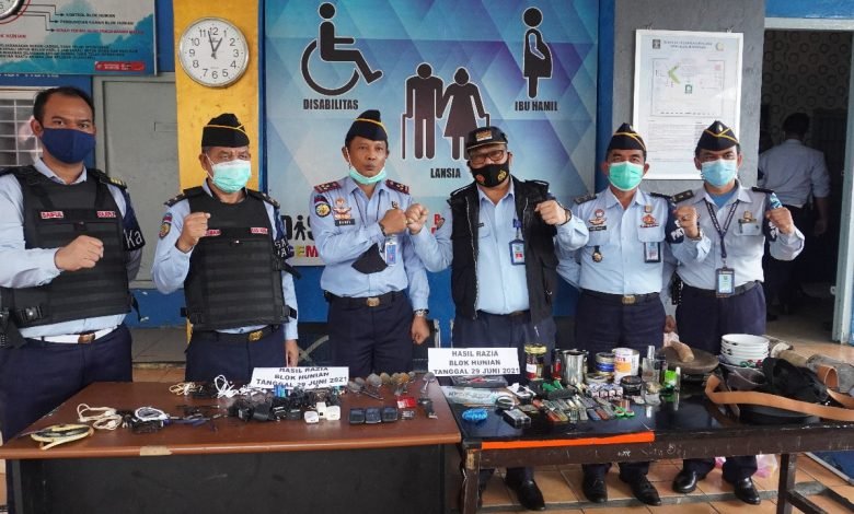 Warga Binaannya Diduga Kendalikan Narkoba, Lapas Bontang Razia dan Dapatkan Barang Terlarang