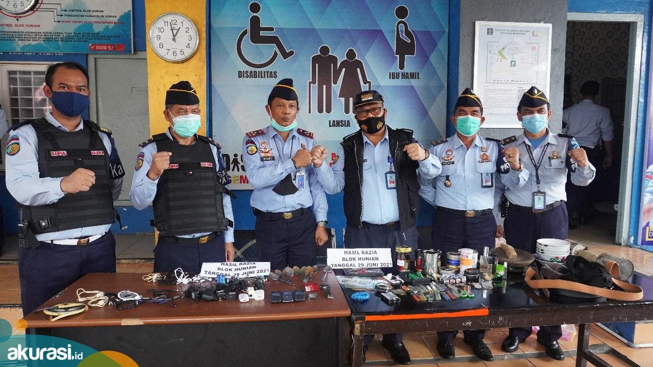 Warga Binaannya Diduga Kendalikan Narkoba, Lapas Bontang Razia dan Dapatkan Barang Terlarang 