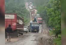 Angkut Alat Berat Truk Trailer Gagal Nanjak, Bikin Macet 4 Kilometer