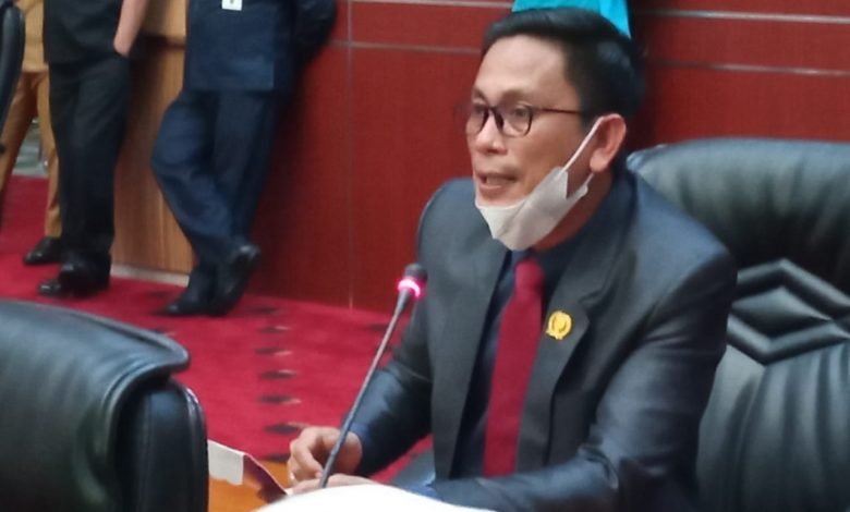 Bakhtiar Wakkang Soroti Pembabatan Pohon Bakau di Perairan Selangan