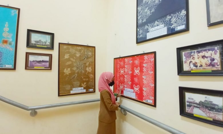 Melihat Koleksi Batik Dinas Perpustakaan dan Kearsipan Bontang