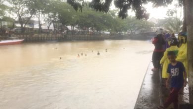 Asyik Berenang Dua Bocah Tenggelam di Karang Mumus