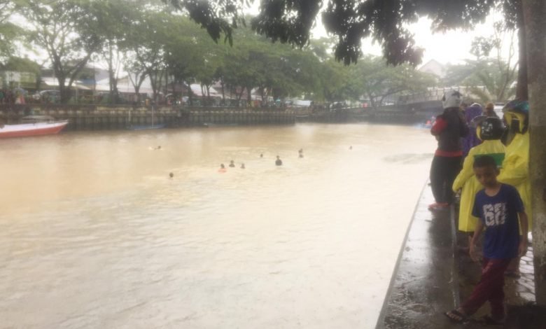 Asyik Berenang Dua Bocah Tenggelam di Karang Mumus
