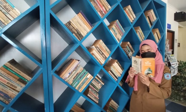 English Corner Dinas Perpustakaan dan Kearsipan Bontang, Tempat Berkumpulnya Literatur Berbahasa Inggris