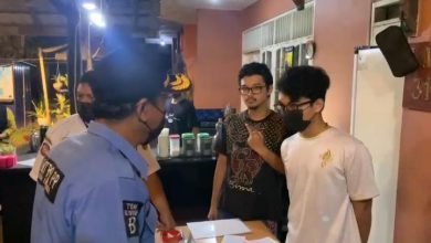 Anak Anggota DPRD Samarinda Diduga Acungkan “Fuck You” Satpol PP Saat Sosialisasi Prokes di Kafenya