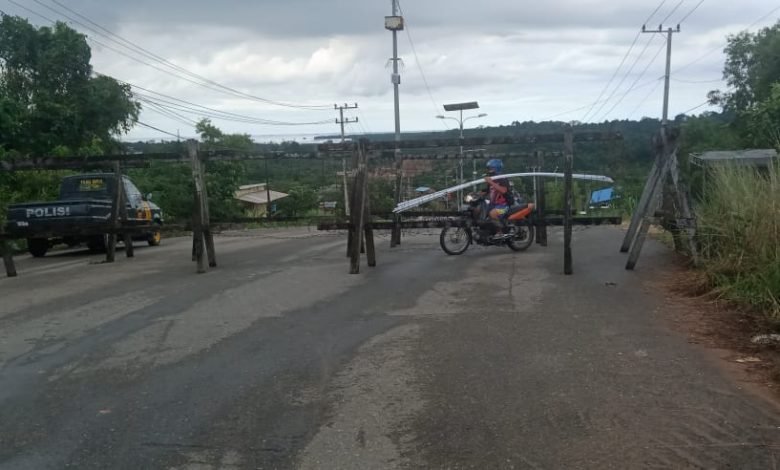 Penyekatan Area Bukit Kusnodo Bontang Diterabas, Warga Nekat Melintas Meski Dipagar Kawat Berduri
