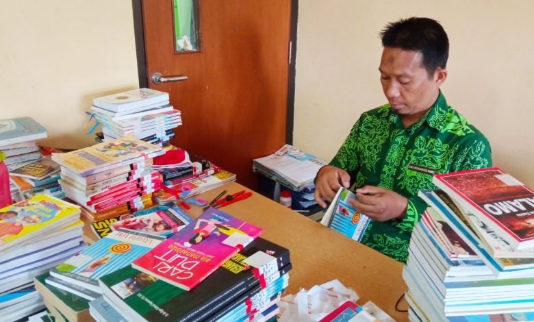 Maksimalkan Pelayanan di Perpustakaan, DPK Bontang Pasang Barcode di Buku