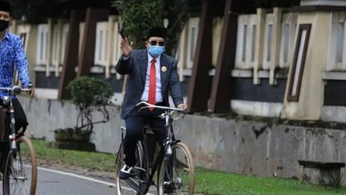 Rayakan HUT ke-76 RI, Anggota DPRD Bontang Kayuh Sepeda Ontel Keliling Kota