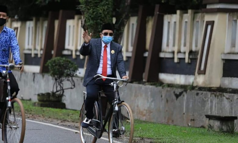 Rayakan HUT ke-76 RI, Anggota DPRD Bontang Kayuh Sepeda Ontel Keliling Kota