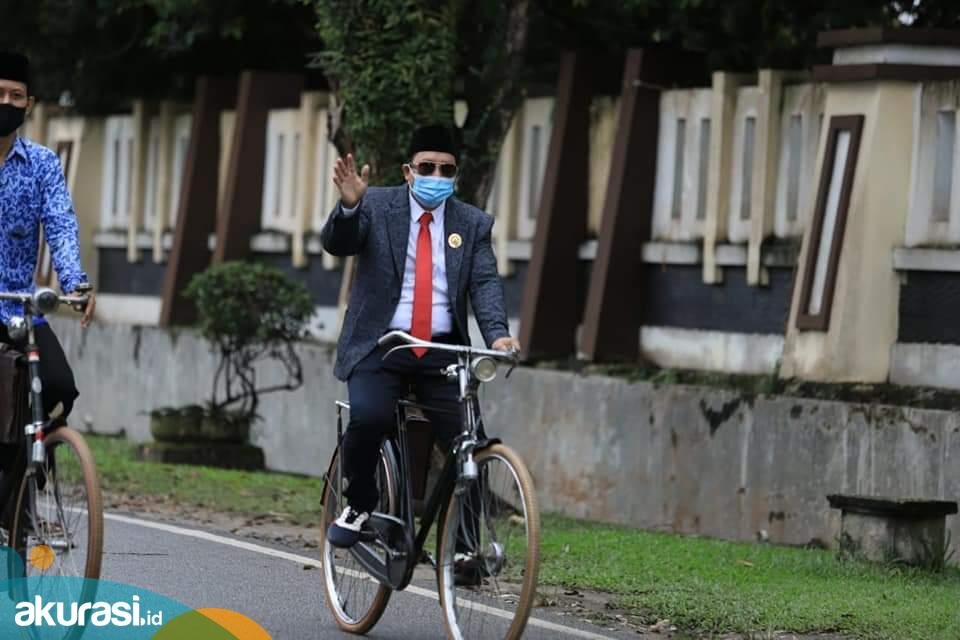 Rayakan HUT ke-76 RI, Anggota DPRD Bontang Kayuh Sepeda Ontel Keliling Kota