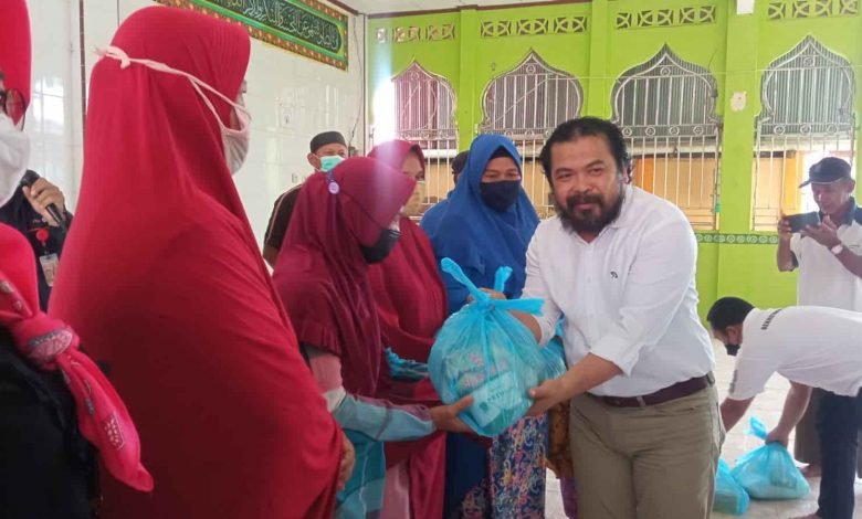 Beri Paket Sembako Warga Sidrap, Agus Haris Bakal Perjuangkan Tapal Batas Masuk ke Bontang Hingga MK