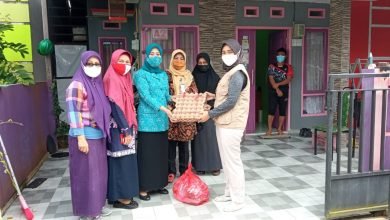 Dinas Perpustakaan dan Kearsipan Bontang Serahkan Paket Sembako Warga Isoman