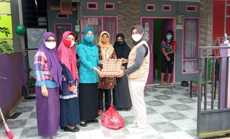 Dinas Perpustakaan dan Kearsipan Bontang Serahkan Paket Sembako Warga Isoman