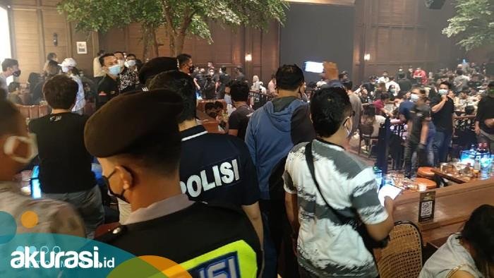 Matikan Lampu, Cara Holywings Kemang Kelabui Petugas Satpol PP