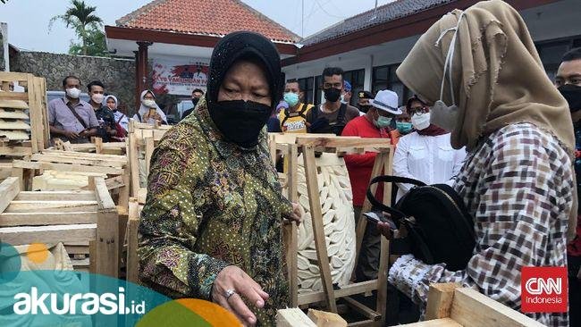 Risma Hampir Pingsan saat Tinjau Longsor di Sibolangit