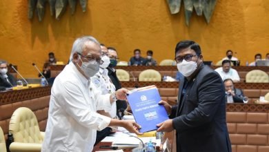 Juru bicara Fraksi Partai Demokrat (F-PD) Irwan menyampaikan dokumen persetujuan atas RUU Jalan.