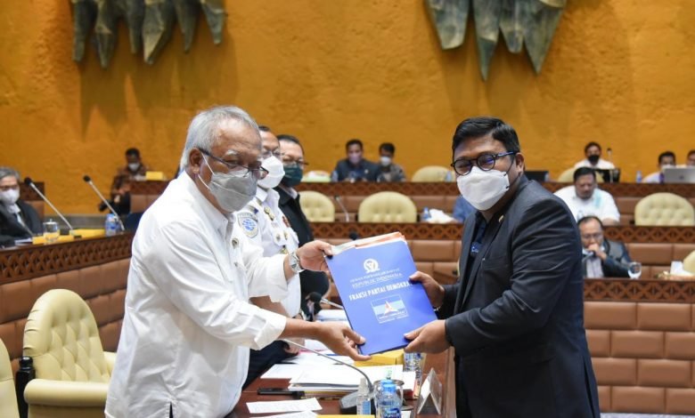 Juru bicara Fraksi Partai Demokrat (F-PD) Irwan menyampaikan dokumen persetujuan atas RUU Jalan.