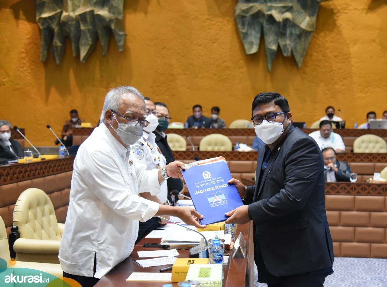 Juru bicara Fraksi Partai Demokrat (F-PD) Irwan menyampaikan dokumen persetujuan atas RUU Jalan.