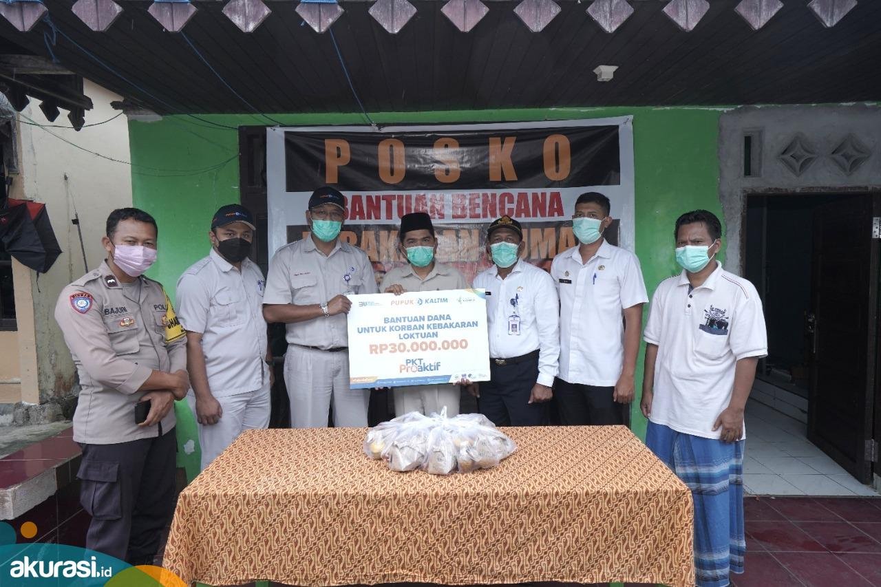 Pupuk Kaltim Salurkan Bantuan Rp50 Juta dan Ratusan Paket Makanan bagi Korban Kebakaran Loktuan