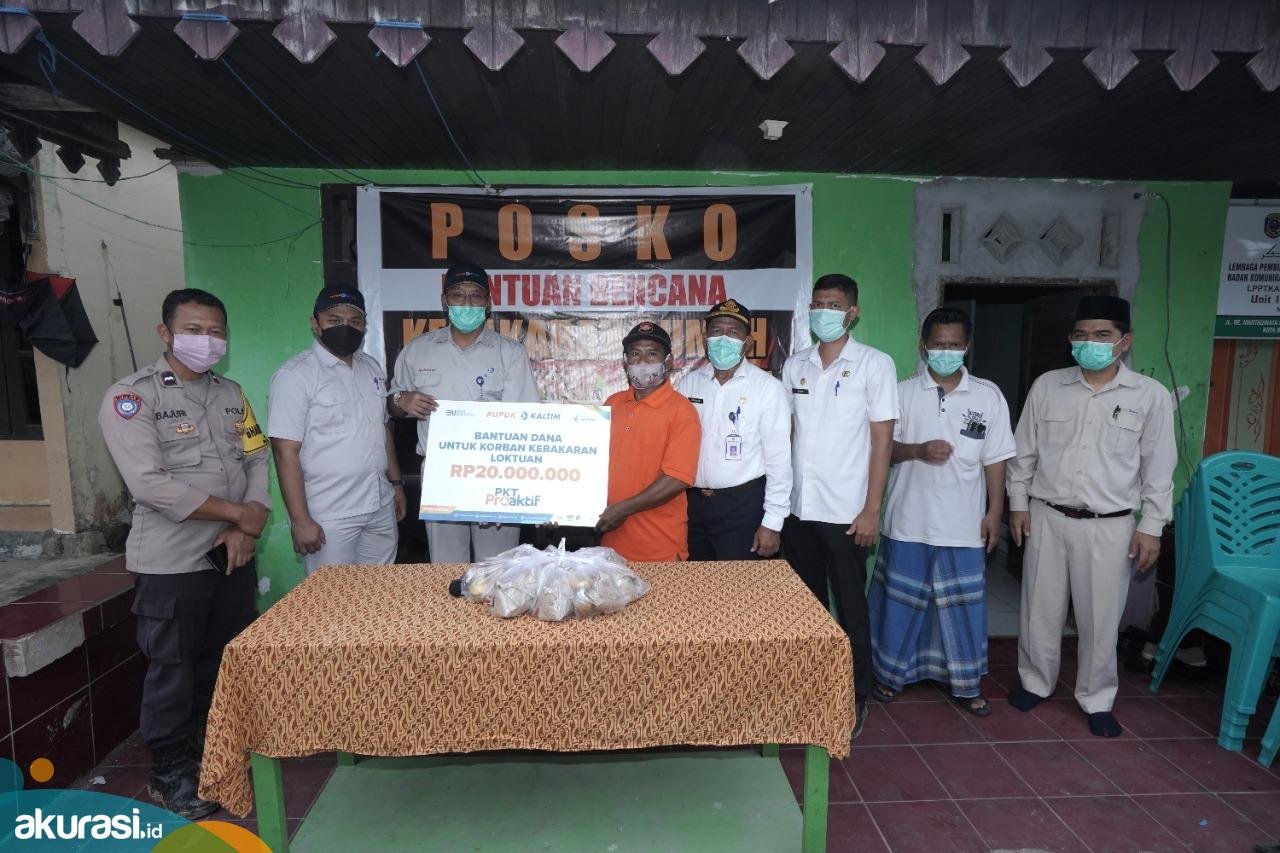 Pupuk Kaltim Salurkan Bantuan Rp50 Juta dan Ratusan Paket Makanan bagi Korban Kebakaran Loktuan