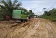 Kondisi jalan di Kaltim dari Kabupaten Kukar menuju Kabupaten Kubar yang kini dalam kondisi memperihatinkan dan kerap menyebabkan antrian panjang. (Istimewa)