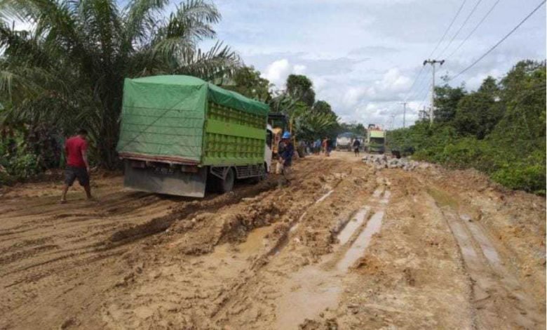Kondisi jalan di Kaltim dari Kabupaten Kukar menuju Kabupaten Kubar yang kini dalam kondisi memperihatinkan dan kerap menyebabkan antrian panjang. (Istimewa)