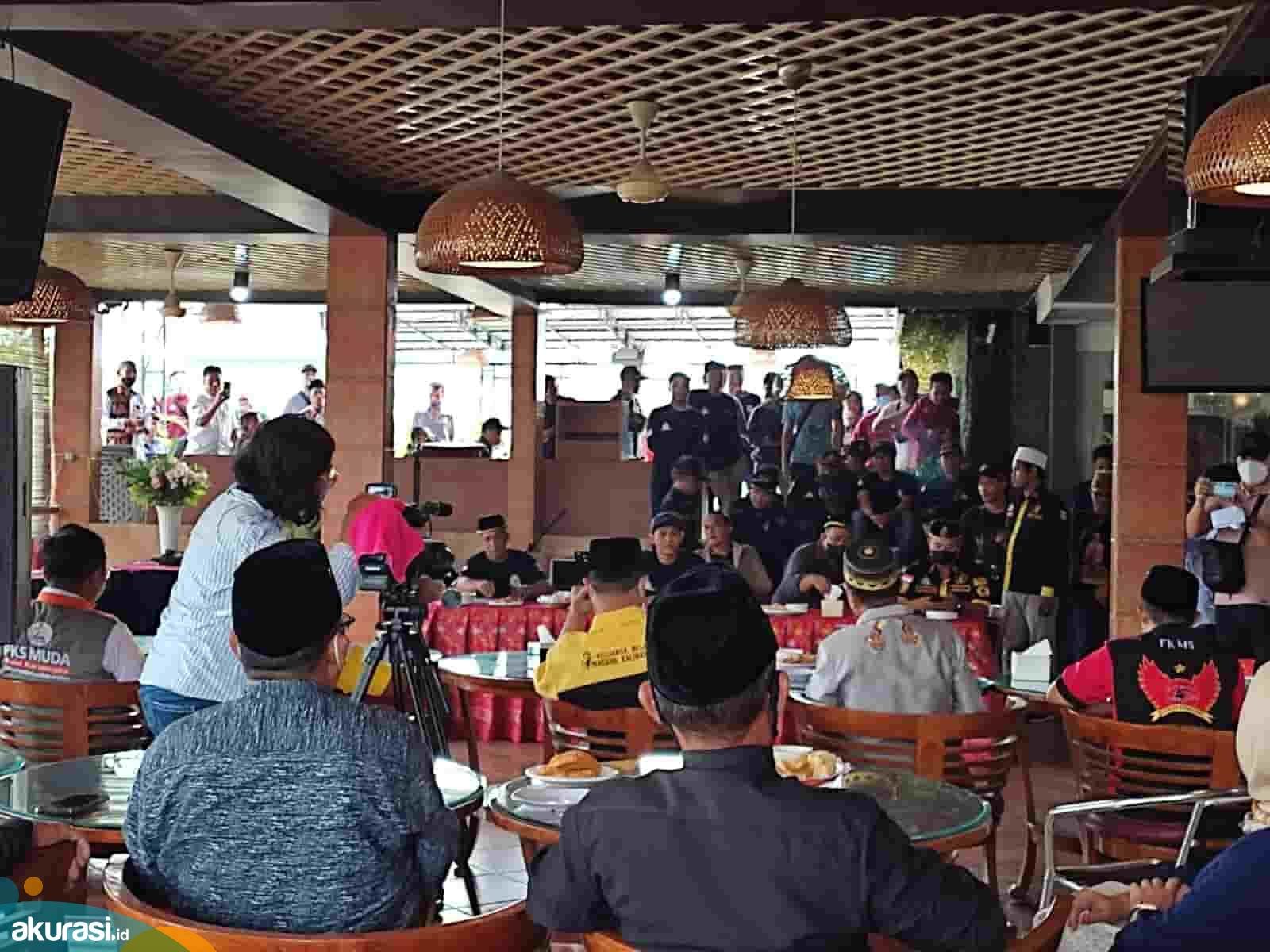 Suasana konsolidasi 69 masyarakat ada di Samarinda tuntut Edy minta maaf secara langsung - Akurasi.id