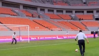 Main Bola di JIS, Anies-Ridwal Kamil Pamer Keakraban