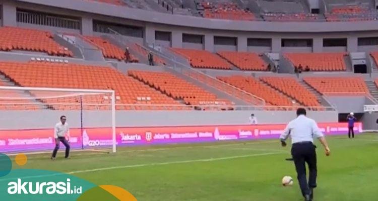Main Bola di JIS, Anies-Ridwal Kamil Pamer Keakraban