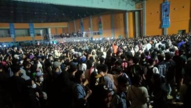 Satgas Dilempari Botol Gegara Bubarkan Konser Kelebihan Kapasitas di Makassar