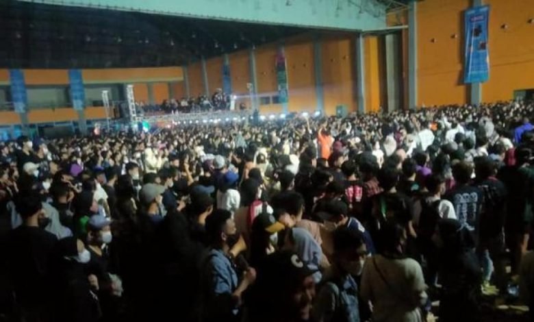 Satgas Dilempari Botol Gegara Bubarkan Konser Kelebihan Kapasitas di Makassar